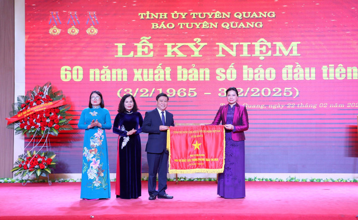 Thừa ủy quyền của Thủ tướng Chính phủ, Bí thư Tỉnh ủy, Trưởng Đoàn ĐBQH tỉnh Hà Thị Nga trao Cờ thi đua đơn vị xuất sắc trong phong trào thi đua năm 2023 của Thủ tướng Chính phủ cho Báo Tuyên Quang. Ảnh: Bảo Quyên 0988e1270e721df41b8f28694162ec71.jpg
