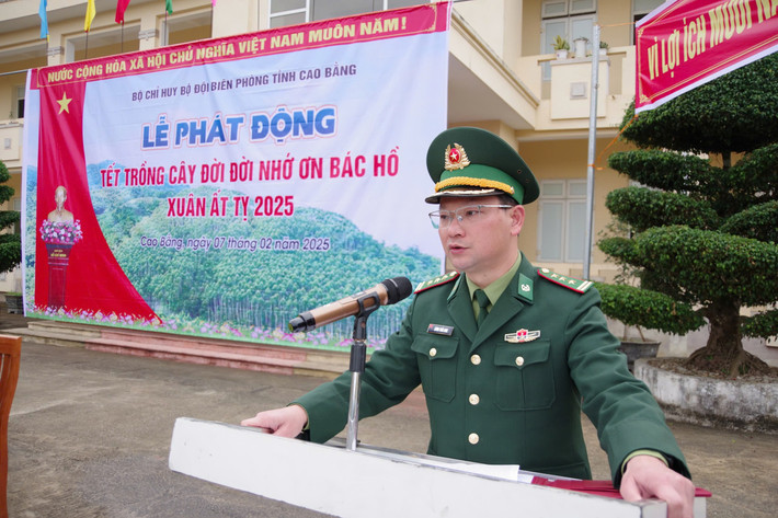 Thượng tá Lương Tuấn Long, Phó Chính ủy BĐBP tỉnh Cao Bằng phát biểu tại Lễ phát động Tết trồng cây "Đời đời nhớ ơn Bác Hồ” Xuân Ất Tỵ năm 2025 và Đề án trồng cây dọc đường tuần tra biên giới năm 2025. Ảnh: Minh Thành z6295989694774-297ef8b9c810d89ec6aec32040623c71.jpg