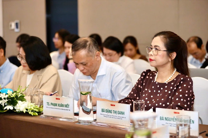 Các đại biểu tham dự tọa đàm z6529090590901-acb51fb6c5bad0f4ce18445c49f6aa3c.jpg