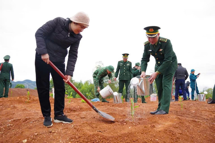 Thượng tá Lương Tuấn Long, Phó Chính ủy BĐBP tỉnh Cao Bằng tham gia trồng cây sau Lễ phát động. Ảnh: Minh Thành z6295984265856-e933f5fe6e44b17cd7350c68988992e6.jpg