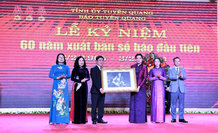 Thường trực Tỉnh ủy tặng quà lưu niệm chúc mừng Báo Tuyên Quang. Ảnh: Bảo Quyên z6342524022328-a0496739a6049e2cfb1a9bb162426110.jpg