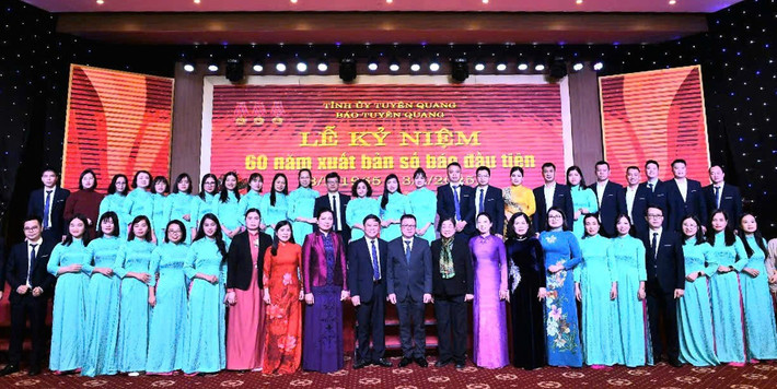 Các đại biểu chụp ảnh với cán bộ, biên tập viên, kỹ thuật viên, người lao động Báo Tuyên Quang qua các thời kỳ. Ảnh: Bảo Quyên z6342527727187-0d91d1cb9970dd54c5a239f6ab02e5dc.jpg