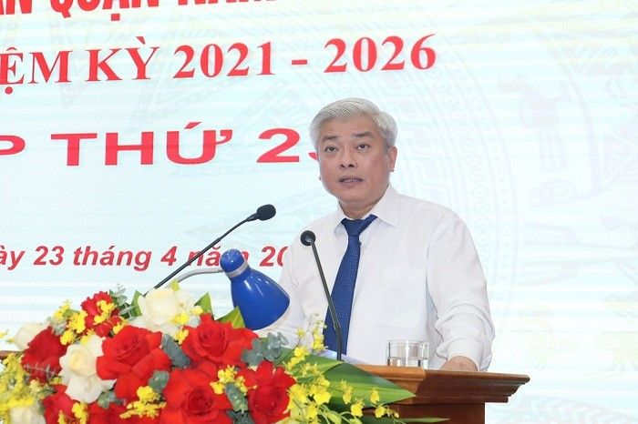 Phó Bí thư Quận uỷ, Chủ tịch UBND quận Mai Trọng Thái phát biểu tại kỳ họp nt2.jpg