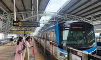 TP. Hồ Chí Minh: Tàu điện Metro số 1 đông nghịt khách dịp Tết