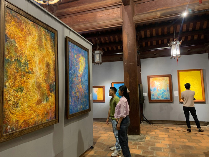 Nghệ sĩ đang đứng trước nhiều áp lực đổi mới để đáp ứng nhu cầu ngày càng cao của công chúng, phù hợp với xu hướng quốc tế nhưng vẫn phải giữ được tinh thần dân tộc z6092687420714-ef96b4ca018fc91b6ec82101133b9bdd.jpg