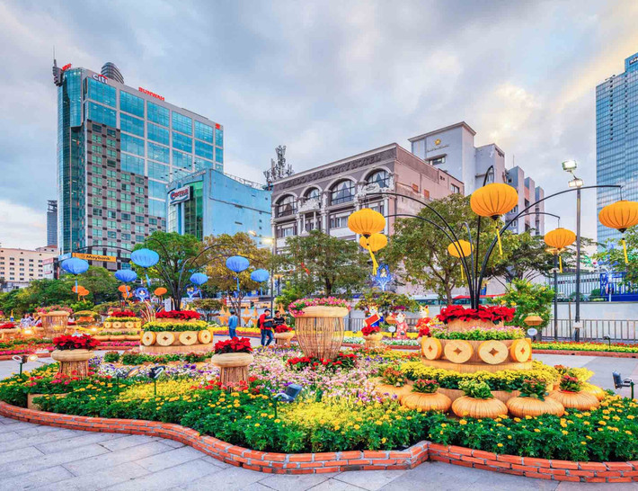 Đường hoa Nguyễn Huệ đã trở thành một trong những biểu tượng của Thành phố Hồ Chí Minh trong mỗi dịp xuân về. Nguồn: TPHCM duong-hoa-nguyen-hue-nam-mau-tuat-1634.jpg