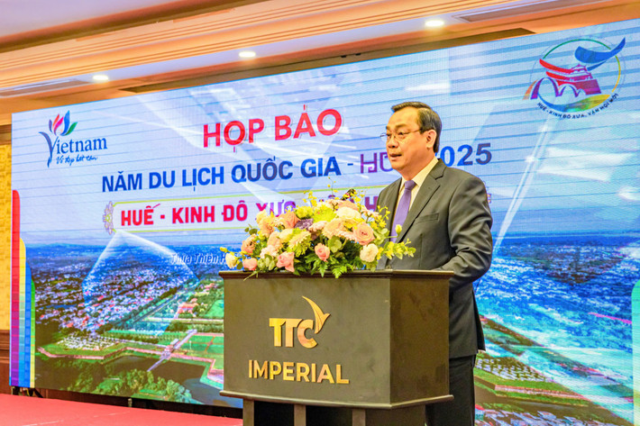 Cục trưởng Cục Du lịch Quốc gia Việt Nam Nguyễn Trùng Khánh phát biểu tại họp báo công bố Năm Du lịch quốc gia - Huế 2025. Ảnh: BTC z6183500287022-32d00306a84cfc841672a307294e446b.jpg