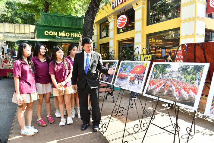 Công chúng tham quan triển lãm "Thành phố Hồ Chí Minh - 50 năm tự hào bản anh hùng ca". Ảnh: Kiều Anh Dũng 471189284-9019412698151132-3356422724282926-n.jpg