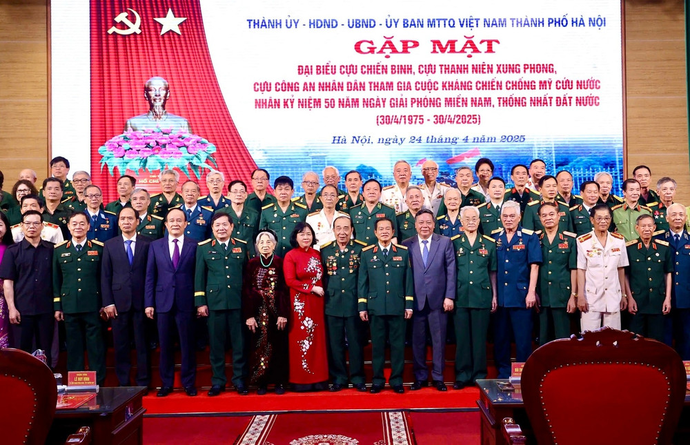 Lãnh đạo Trung ương và thành phố Hà Nội chụp ảnh lưu niệm với các đại biểu tại buổi gặp mặt. Ảnh: Viết Thành 672bfb4ad081b1b8a5bf6b62f5529cdc.jpg