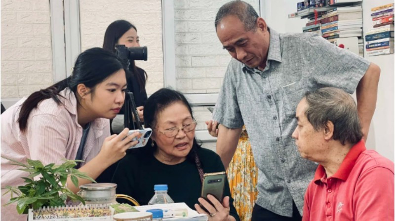 Lớp học "Bình dân học vụ số" dành cho người cao tuổi thu hút đông đảo học viên tại một số quận, huyện. Ảnh: ITN screenshot-2025-04-24-104723-3757.jpg