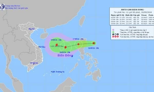 Áp thấp nhiệt đới sắp mạnh lên thành bão, đang hướng vào Biển Đông