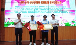 Quảng Nam khen thưởng 300 triệu đồng cho cặp song sinh giành Huy chương Vàng Olympic Toán 