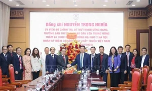 Trưởng Ban Tuyên giáo và Dân vận Trung ương Nguyễn Trọng Nghĩa thăm và chúc mừng Trường Đại học Y Hà Nội