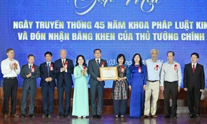 Thứ trưởng Bộ Tư pháp Đặng Hoàng Anh đã trao bằng khen của Thủ tướng Chính phủ cho Khoa Pháp luật Kinh tế, Trường Đại học Luật Hà Nội