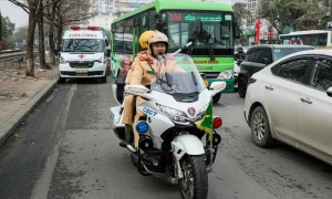 Cảnh sát giao thông làm nhiệm vụ xuyên Tết để người dân nghỉ lễ an vui