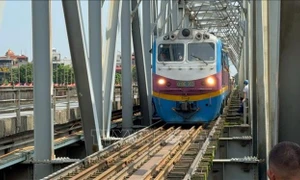 Thủ tướng Chính phủ Phạm Minh Chính chỉ đạo đẩy nhanh tiến độ dự án đường sắt Lào Cai - Hà Nội - Hải Phòng