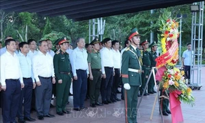 Tổng Bí thư, Chủ tịch nước Tô Lâm dâng hương tưởng nhớ các anh hùng liệt sỹ tại Quảng Trị