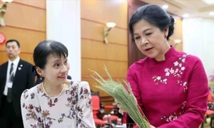 Phu nhân Tổng Bí thư Tô Lâm tiếp và cùng Phu nhân Thủ tướng Nhật Bản trải nghiệm làm bánh cốm