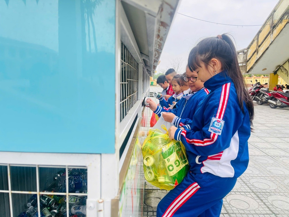Học sinh tại trường Tiểu học Đồng Phú, TP. Đồng Hới tham gia mô hình "Trường học giảm rác thải nhựa". Ảnh: Thanh Hường hoc-sinh.jpg