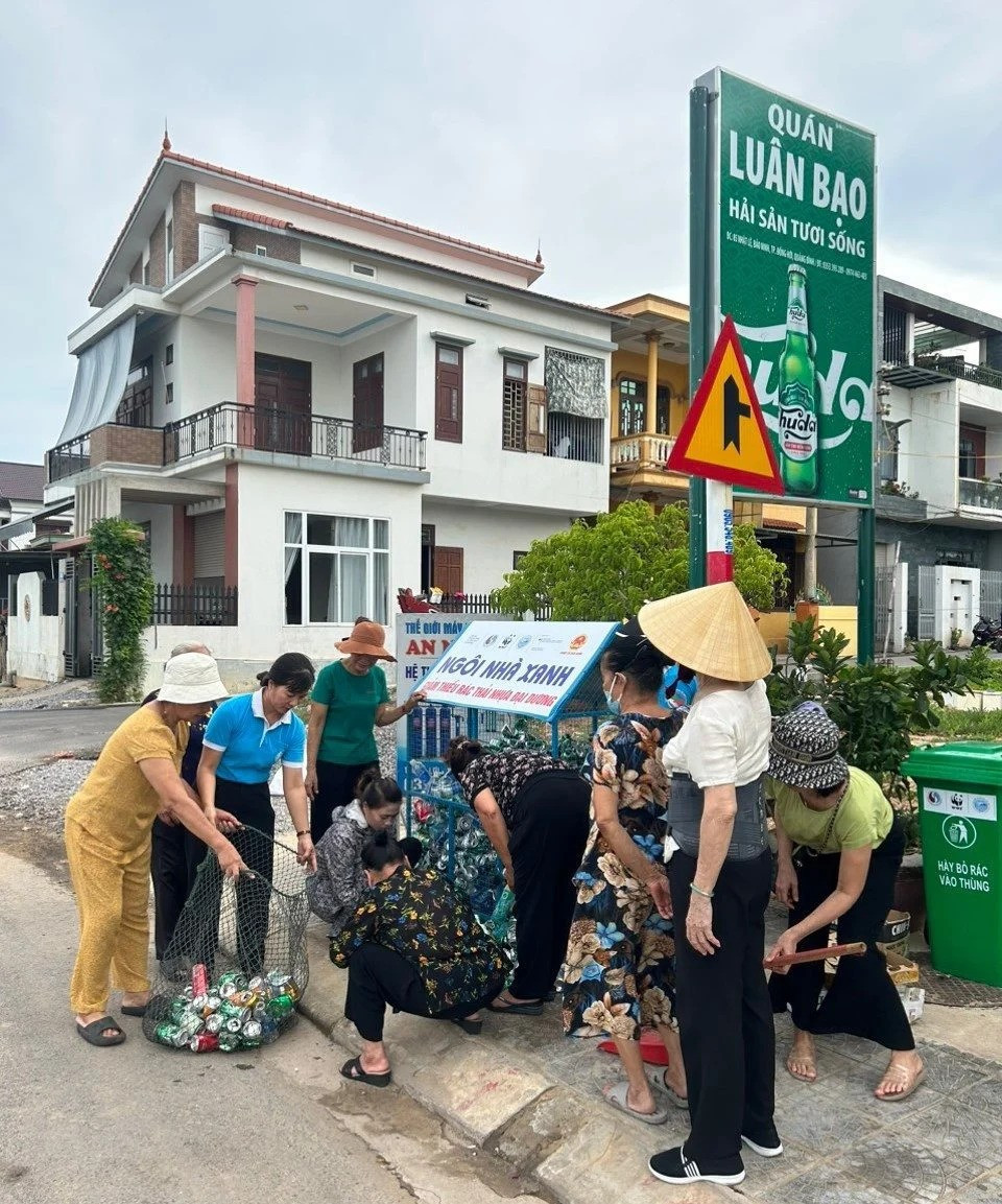 Mô hình "Ngôi nhà xanh" của Phụ nữ xã Bảo Ninh, Đồng Hới, Quảng Bình với hỗ trợ của WWF Việt Nam. dong-hoi-2.jpg