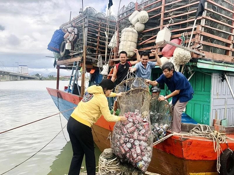 Ngư dân xã Bảo Ninh, TP. Đồng Hới đem rác thải vào bờ. Ảnh: WWF Việt Nam dong-hoi.jpg