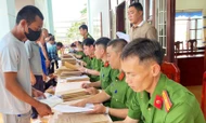 Phạm nhân hoàn tất các thủ tục đặc xá theo quy định. Ảnh: báo Lâm Đồng