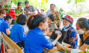 Lực lượng đoàn viên thanh niên thành phố Vĩnh Yên hướng dẫn người dân cài đặt định danh điện tử