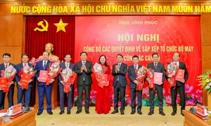 Bí thư Tỉnh ủy Đặng Xuân Phong, Chủ tịch UBND tỉnh Trần Duy Đông tặng hoa và trao các quyết định điều động, bổ nhiệm Giám đốc, giao quyền phụ trách các sở, ban, ngành