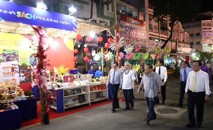 Lãnh đạo thành phố tham quan đường hoa dh-5.jpg