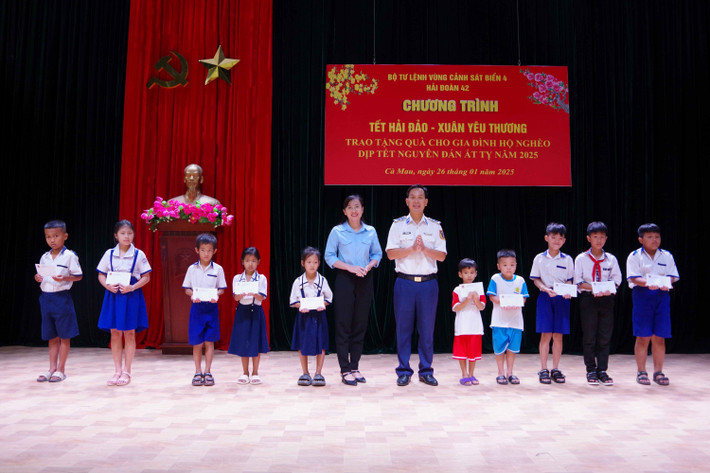 Đại diện Hải đoàn 42 trao quà cho học sinh nghèo vượt khó Đại diện Hải đoàn 42 trao quà cho học sinh nghèo vượt khó