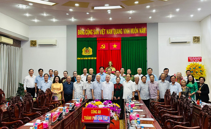 Các đại biểu chụp ảnh lưu niệm ddbqh3.jpg