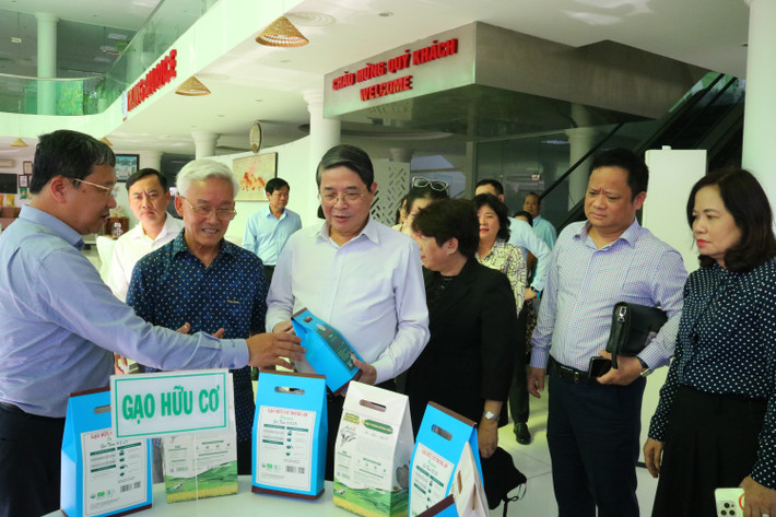 Phó Chủ tịch Quốc hội Nguyễn Đức Hải cùng đoàn công tác khảo sát Công ty Nông nghiệp công nghệ cao Trung An. Ảnh: Nguyễn Hành pct-quoc-hoi-nguyen-duc-hai-xem-san-pham-cong-ty-trung-an.jpg