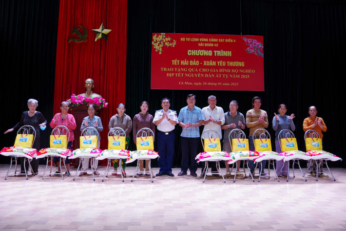 Đại diện Hải đoàn 42 trao tặng quà Tết cho người dân huyện Năm Căn Đại diện Hải đoàn 42 trao tặng quà Tết cho người dân huyện Năm Căn