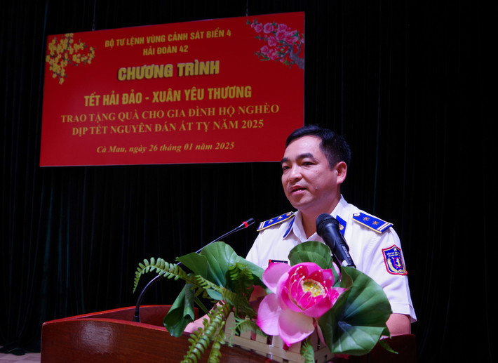 Bí thư Đảng ủy, Chính ủy Hải đoàn, Trung tá Trịnh Minh Hiển phát biểu tại buổi trao quà Bí thư Đảng ủy, Chính ủy Hải đoàn, Trung tá Trịnh Minh Hiển phát biểu tại buổi trao quà