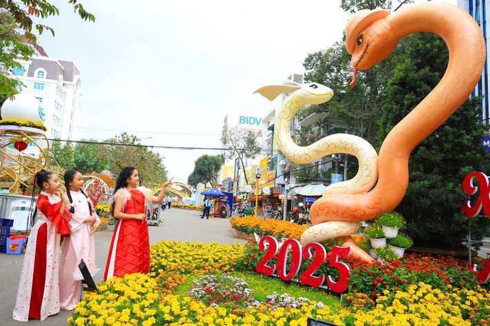 Linh vật rắn trên đường hoa dh-10.jpg