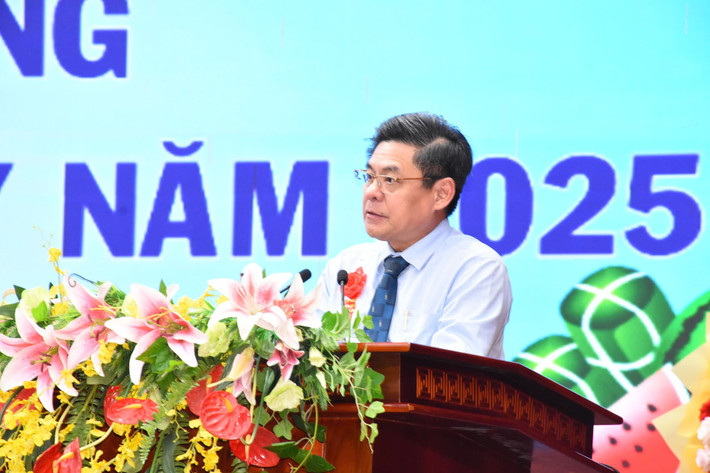 Giám đốc Sở Giáo dục và Đào tạo tỉnh Sóc Trăng Châu Tuấn Hồng chia sẻ tại buổi họp mặt hong-giao-duc.jpg