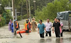 Kiên Giang: Mưa lớn kéo dài, người dân Phú Quốc hối hả di chuyển tài sản