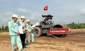 Trước Tết, trong và sau Tết, không khí thi công trên các tuyến cao tốc ở miền Tây luôn tất bật, khẩn trương