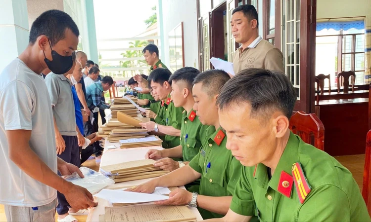 Phạm nhân hoàn tất các thủ tục đặc xá theo quy định. Ảnh: báo Lâm Đồng