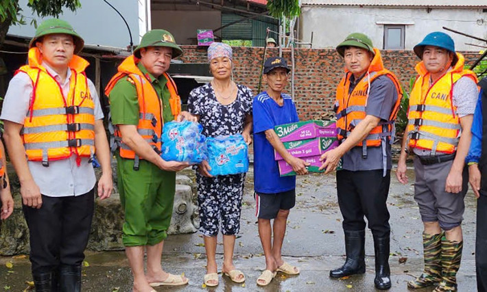 Đại diện lãnh đạo huyện Lục Nam trao hàng ủng hộ của các nhà hảo tâm cho người dân vùng lũ xã Vũ Xá. Ảnh: ITN dt5.jpg