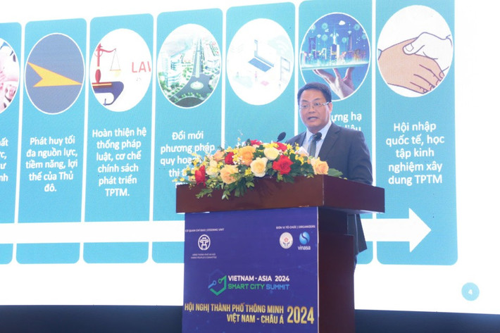Giám đốc Sở TT và TT Hà Nội Nguyễn Việt Hùng chia sẻ về việc xây dựng thành phố thông minh của Hà Nội. Ảnh: A.V u4.jpg