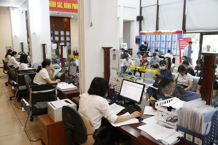 Bộ phận "Một cửa" quận Hà Đông phục vụ người dân và doanh nghiệp đến giao dịch. Ảnh: H.D Mot cua 30724.jpg