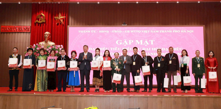Phó Bí thư Thành ủy Hà Nội Nguyễn Văn Phong, Phó Chủ tịch UBND thành phố Hà Nội Nguyễn Mạnh Quyền tặng quà các đại biểu. Ảnh: Đ.H dan-7.jpg