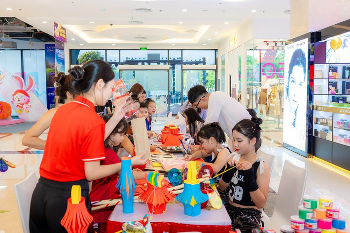 Nhiều bạn nhỏ thích thú tham gia workshop trải nghiệm làm đèn lồng Trung thu vui nhộn A5.jpg