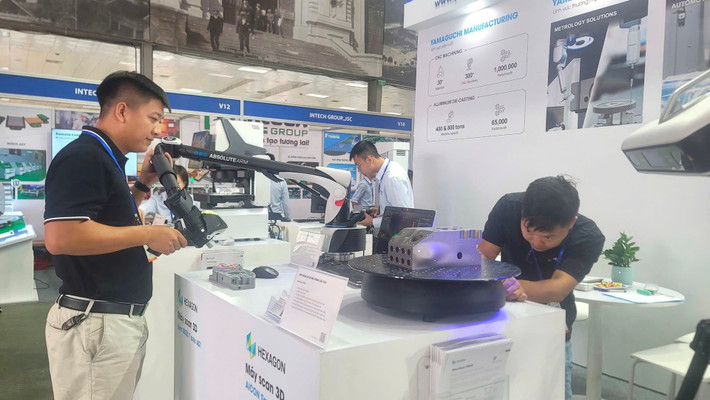 Doanh nghiệp giới thiệu sản phẩm tại Hội chợ Công nghiệp hỗ trợ TP. Hà Nội năm 2024. Ảnh: A.V CNHT 1.jpg