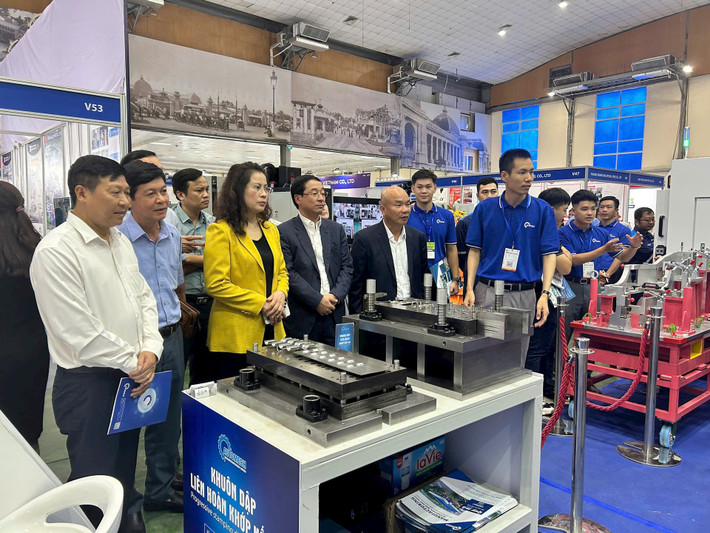 Các đại biểu thăm quan gian hàng tại Hội chợ Công nghiệp hỗ trợ TP. Hà Nội năm 2024. Ảnh: T.L CNHT 2.jpg