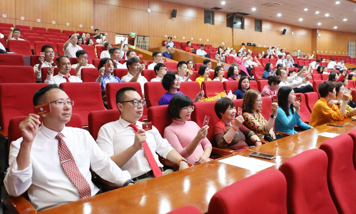 Các đại biểu thông qua Nghị quyết Đại hội. Ảnh: ITN Hội nhà báo Bắc Giang 2