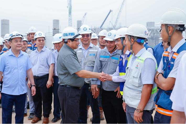Thủ tướng động viên đội ngũ công nhân, kỹ sư thi công dự án sân bay Long Thành. Ảnh: VPG/Nhật Bắc tt-1.png