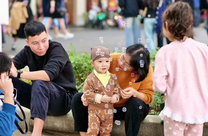 Sẽ tuyệt vời khi trẻ con thích nghe kể chuyện và cứ muốn về quê để kiểm chứng câu chuyện và nhân vật,.. hơn xem tivi, chơi trên điện thoại (Ảnh: Quốc Việt) z6155759902611-93f3f8cef168d65b02814795c6b06689.jpg