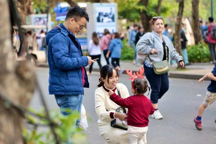Kể lại những trải nghiệm cuộc đời, về dòng họ với người lớn là trách nhiệm giáo dục về cội nguồn của gia đình (Ảnh: Quốc Việt) z6155759825356-1ca4c3614318d8596bc6e756537caafc.jpg